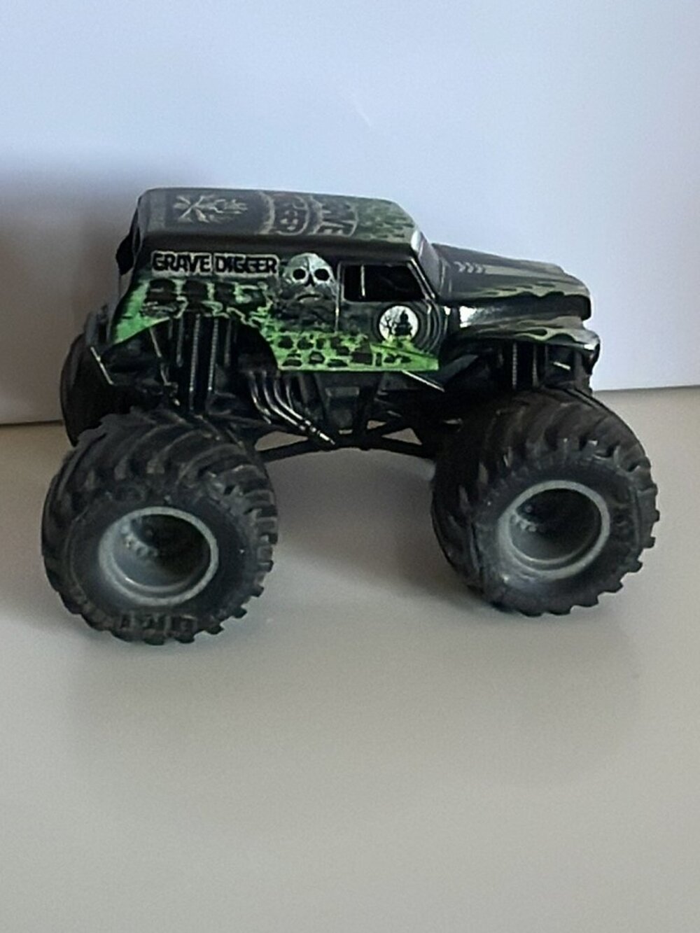 Monster Jam Truck - Spin Master 2019 - OVERCAST Grave Digger - 1:64 Scale